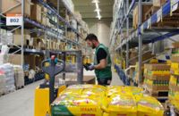 Ein Logistikmitarbeiter kommissioniert die Ware des Kunden Seramis.