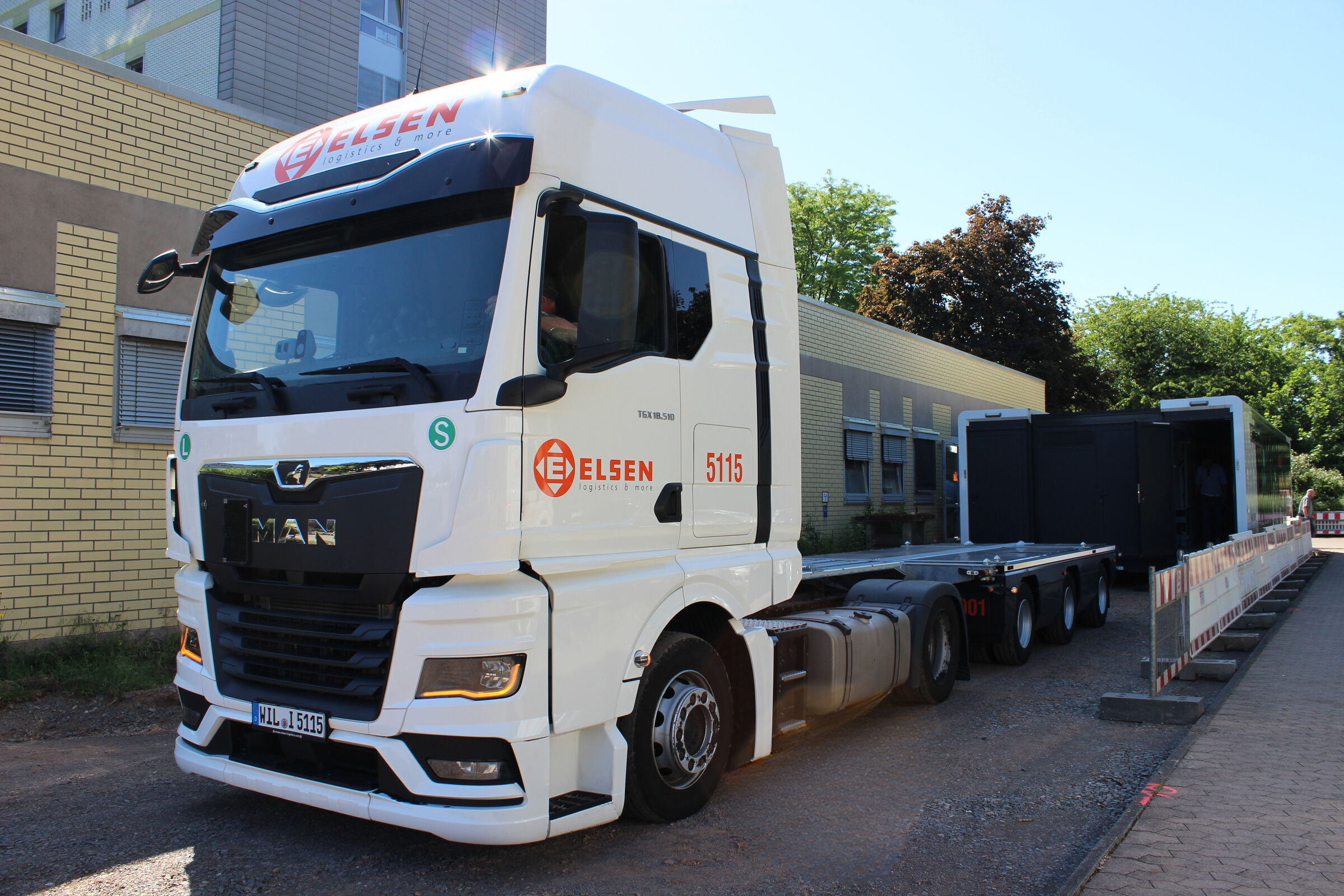 ELSEN-Sattelzug mit Spezial-Chassis für den Transport eines mobilen Herzkatheterlabors am Klinikum Saarbrücken.
